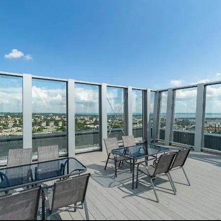 Hanza Tower 5 Stars 아파트 *